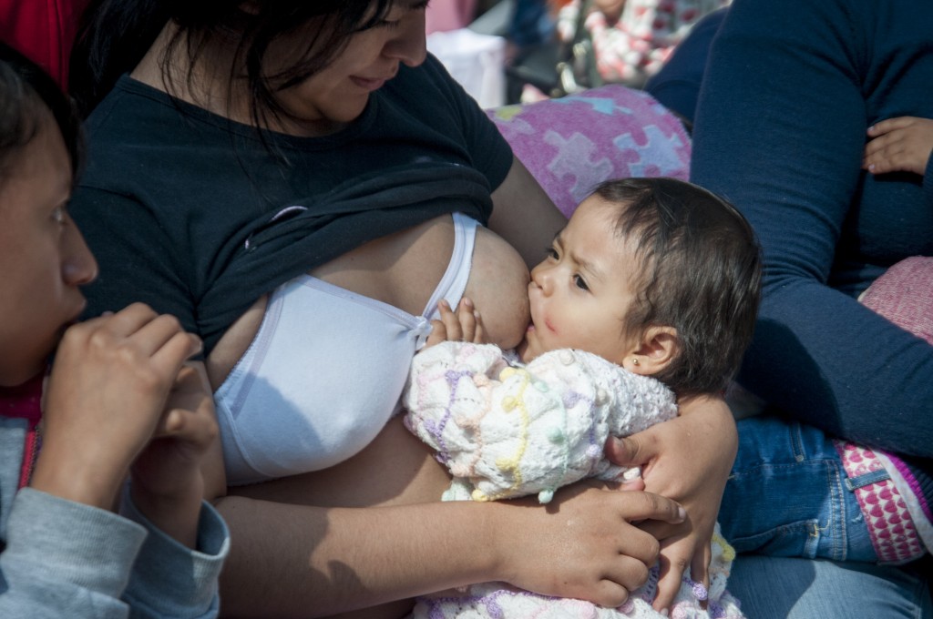 MÉXICO, D.F., 31JULIO2015.- Decenas de mujeres se manifestaron en la zona de las tazas en el bosque de Chapultepec en favor de la lactancia materna mediante el acto de amamantar simultáneamente a sus bebés, dicho evento se replico en más de 15 ciudades del país como parte de la 4ª. Fiesta Mexicana de la Lactancia. FOTO: DIEGO SIMÓN SÁNCHEZ /CUARTOSCURO.COM
