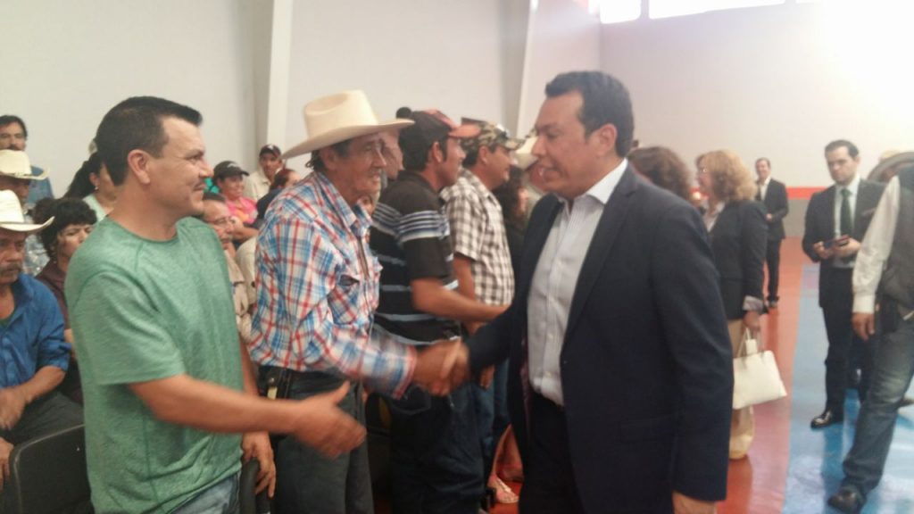 Roberto López Lara en la entrega de títulos de propiedad en Tepatitlán