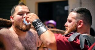 Foto: Soldado da de beber a Dimas | Eduardo Castellanos
