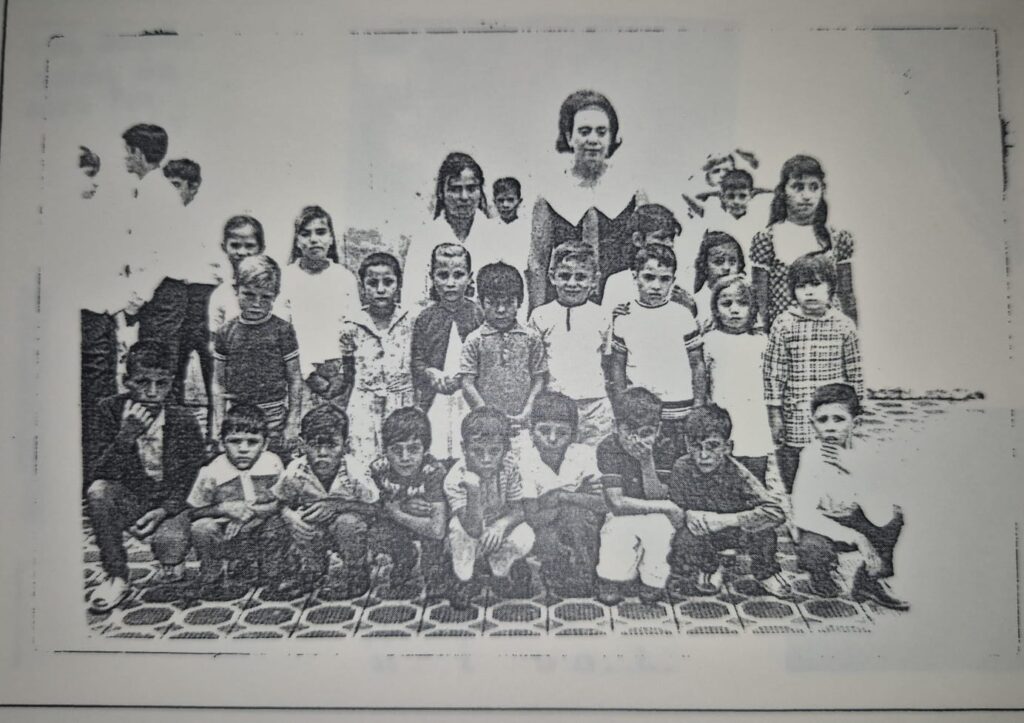 Prieta Aguirre con alumnos de párvulos en la década de los 60