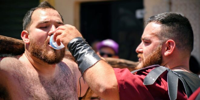 Foto: Soldado da de beber a Dimas | Eduardo Castellanos